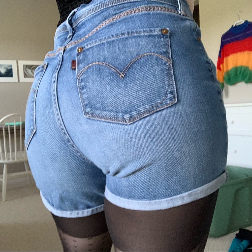 🌻Levi’s medium wash cuffed demim shorts🌻